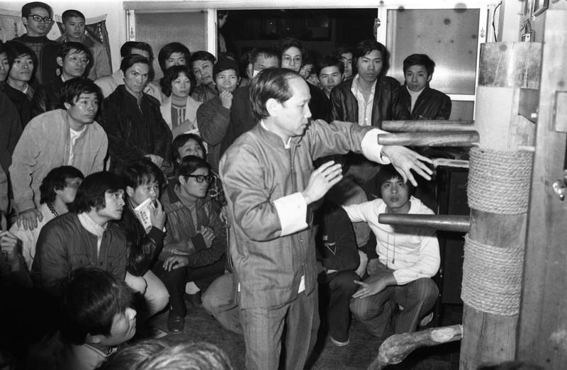 1978年2月17日，中日武術過招前夕，中方代表、李小龍的師兄盧文錦在道館表演詠春拳，消息一出，吸引眾多民眾到場觀看，形成萬人空巷的熱烈情況。圖／聯合報系資料照片