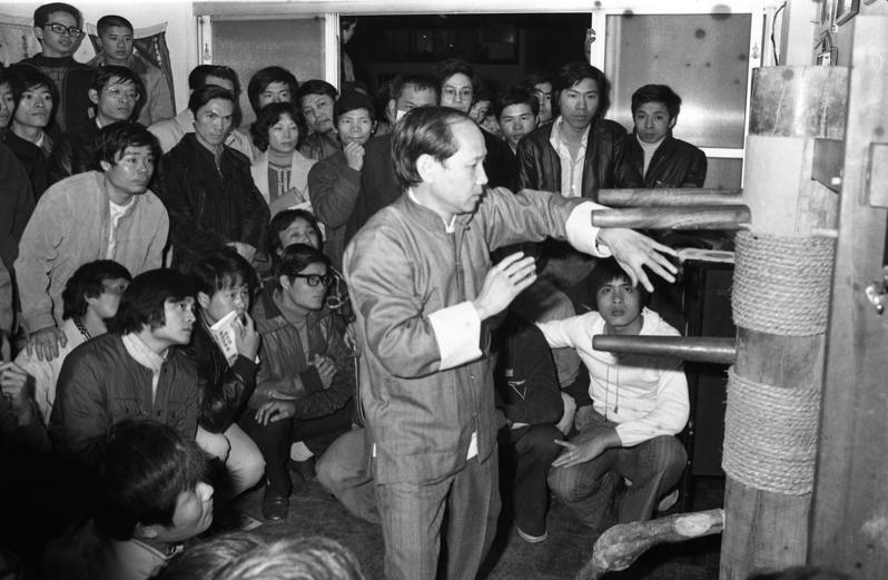1978年2月17日，中日武術過招前夕，中方代表、李小龍的師兄盧文錦在道館表演詠春拳，消息一出，吸引眾多民眾到場觀看，形成萬人空巷的熱烈情況。圖／聯合報系資料照片