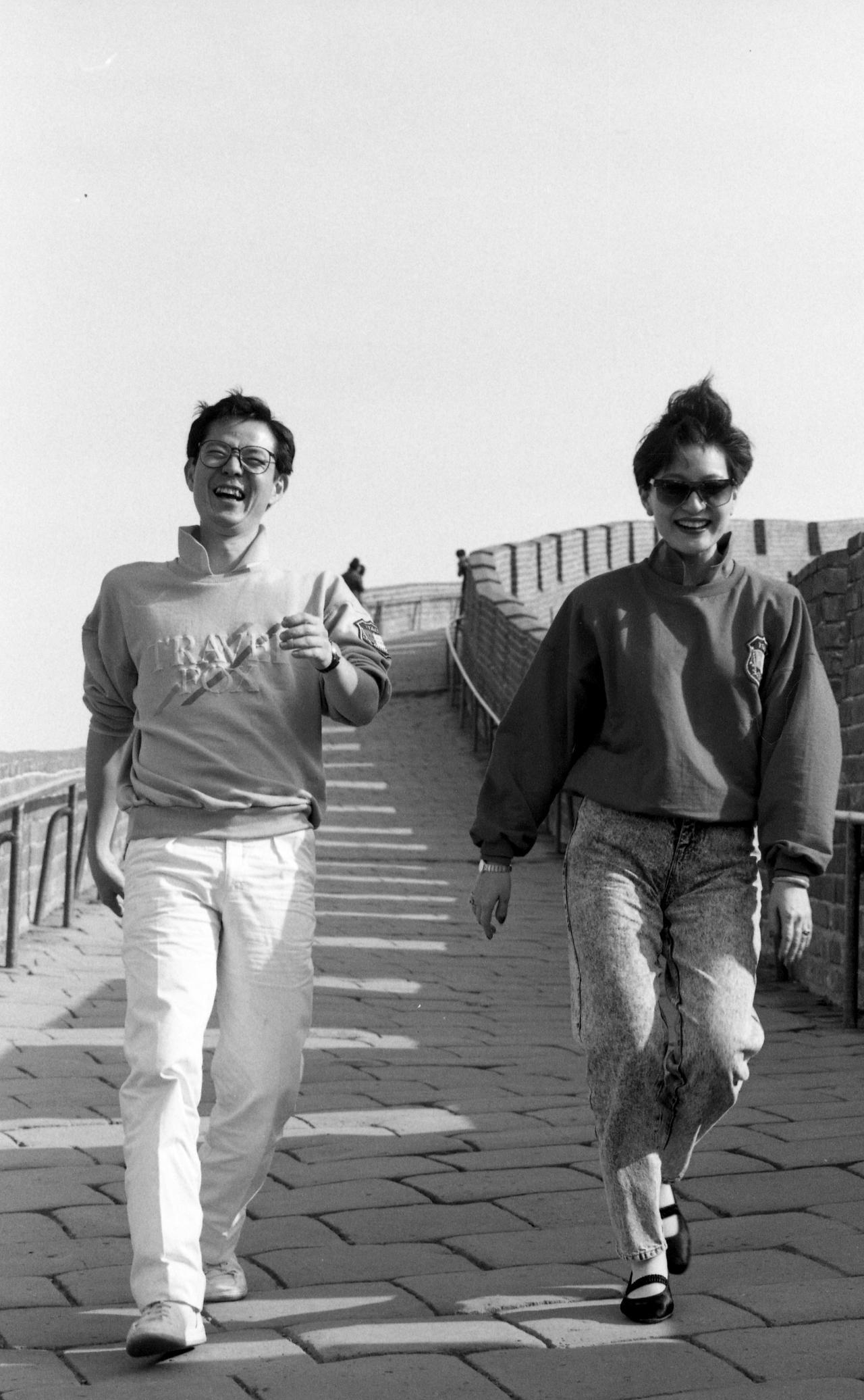 1989年，巴戈(左)、方芳芳(右)至萬里長城出外景。本報資料照