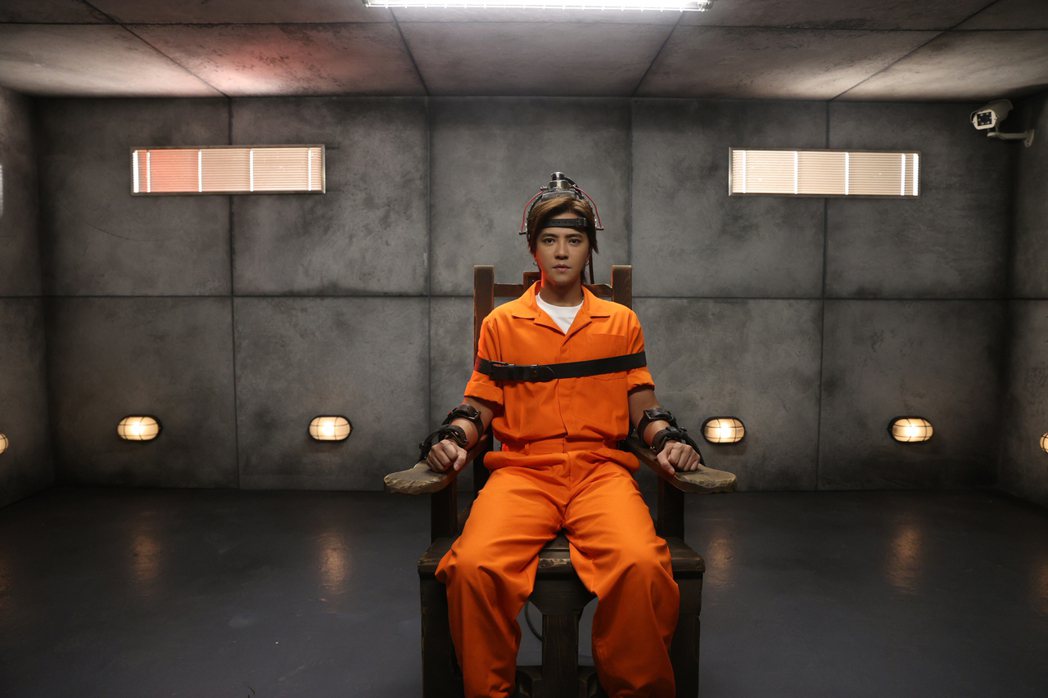 小豬羅志祥在新歌MV被逼上電椅。圖／無惧國際娛樂提供