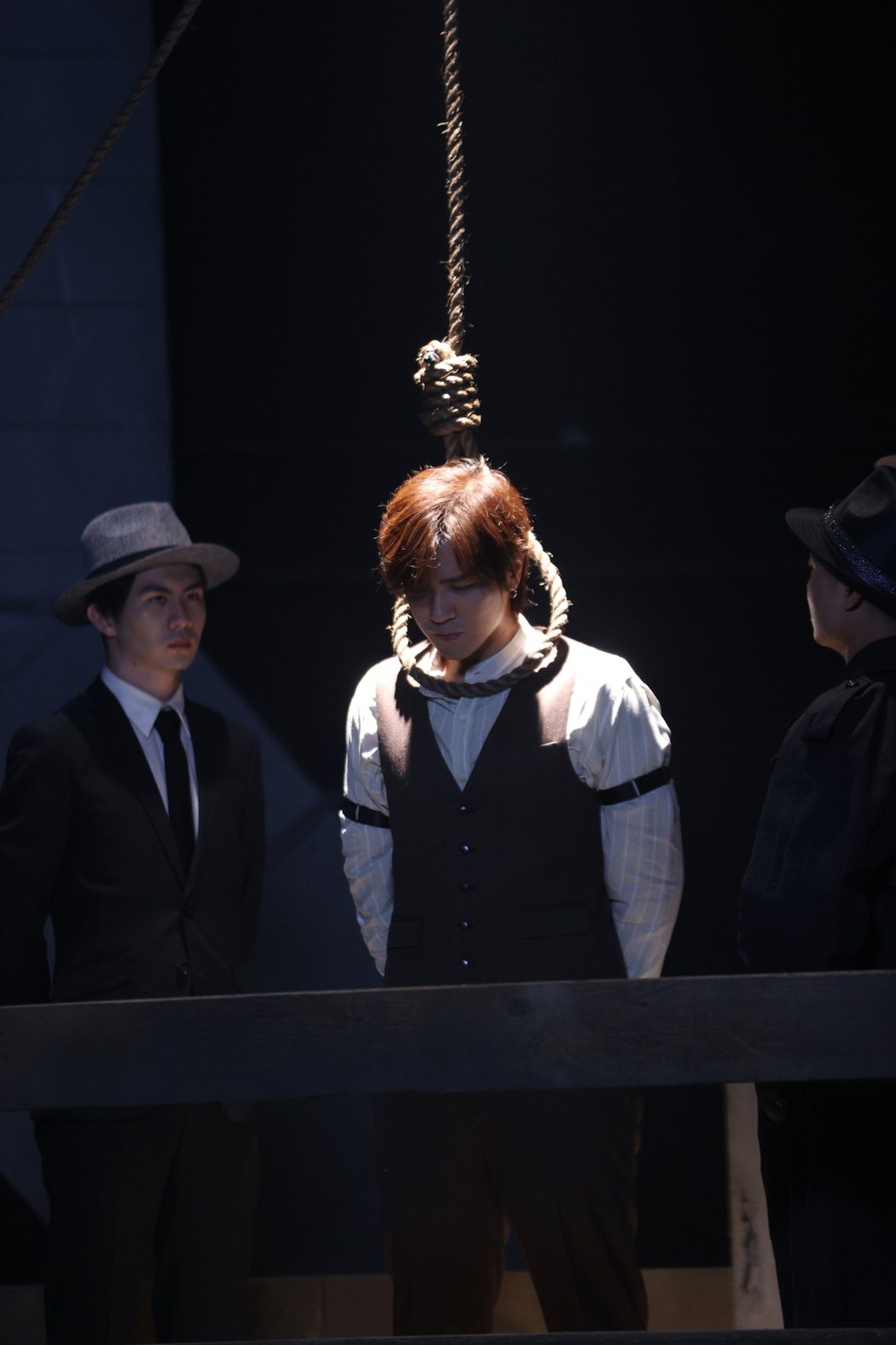 小豬羅志祥在新歌MV中被處吊刑。圖／無惧國際娛樂提供