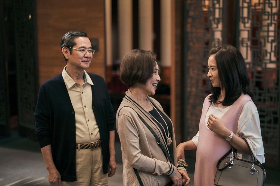 巴戈(左起)、蕭瑤、周采詩在「我們與惡的距離」戲中飾演一家人。圖／公視提供