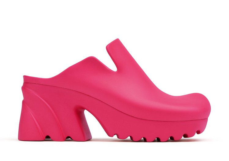 Flash Clog啞光橡膠屐靴 (粉紅)，16,100元。圖／BOTTEGA VENETA提供