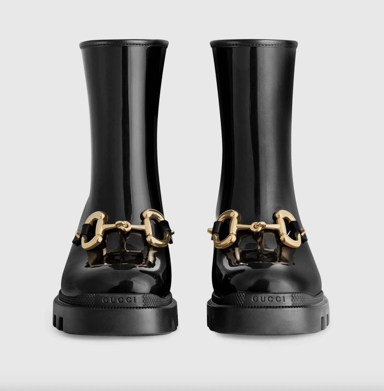 GUCCI把馬銜鍊元素放在橡膠雨靴上，光澤橡膠鞋身同樣也是以可持續性再生材質製成。圖／摘自官網