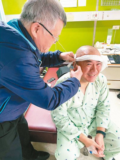 植入人工電子耳手術由李立昂的老師吳哲民(左)執刀。圖／李立昂醫師提供
