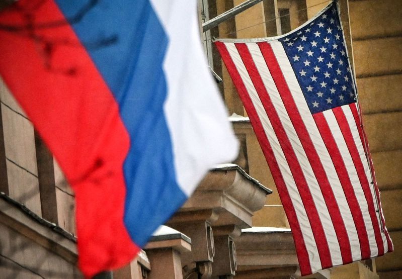美国驻俄大使馆外的美俄两国国旗。法新社(photo:UDN)