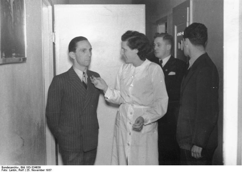 圖為德國萊芬斯坦（右）以及當時納粹宣傳部長戈培爾。 圖／維基共享資源