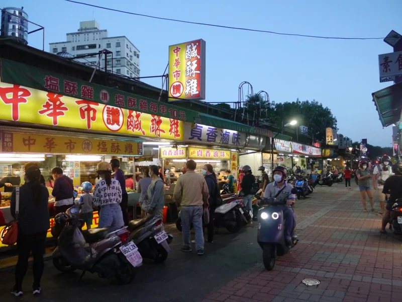 鳳山中華路夜市商圈內有不少著名小吃。 圖／本報資料照片