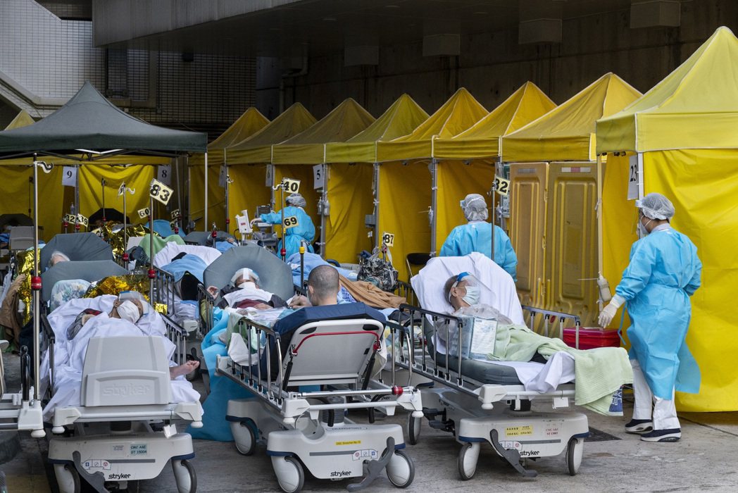 本周屢登上國際媒體版面香港明愛醫院，病床使用率甚至飆到了109%，許多無法轉診的...