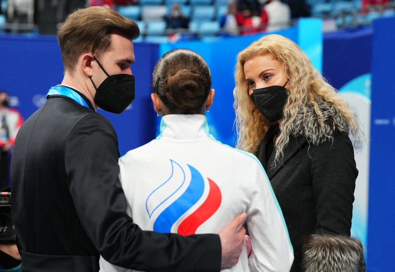 教練圖貝瑞茲(右)被人目擊，在瓦莉娃臉色慘白、低著頭步下滑冰場時，還急著追問到底怎麼回事。 路透
