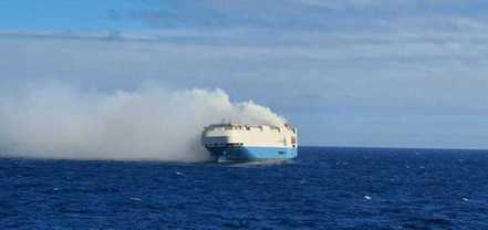 巴拿馬籍貨輪船 Felicity Ace 當地時間周三下午失火。 圖／擷自葡萄牙海軍