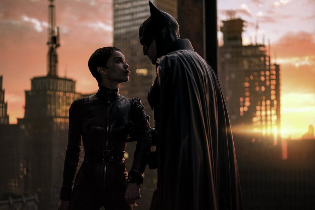 柔伊克拉維茲(左)在「蝙蝠俠」飾演貓女，和羅伯派汀森飾演的蝙蝠俠充滿火花。圖／華納兄弟提供