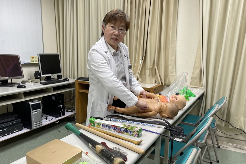 尹莘玲是台灣首位女法醫，過去解剖遺體替死者申冤，現在秉持法醫專業，替受虐的老人與幼童驗傷。記者王昭月／攝影