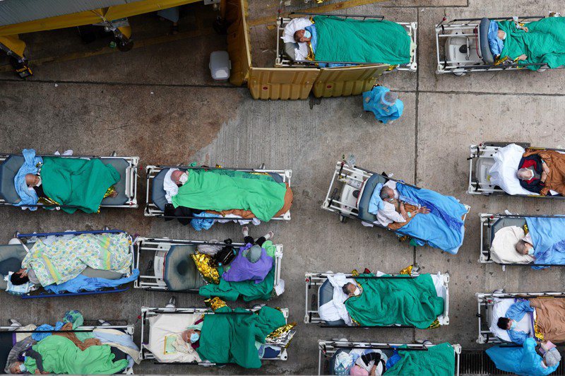 香港疫情嚴重，多人無法進入醫院等隔離設施，部分病人只能在醫院急診室的戶外地方等候。中新社