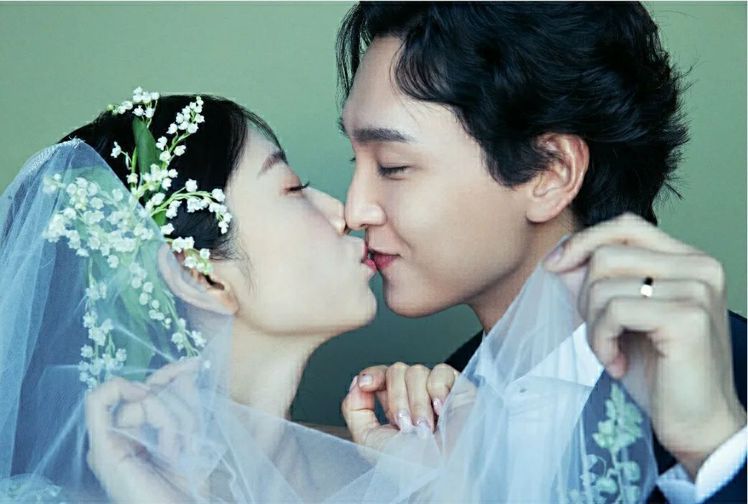 婚顧公司LACIEL official在朴信惠生日當天，釋出的婚紗照「甜蜜啵啵照」超甜。圖／取自IG