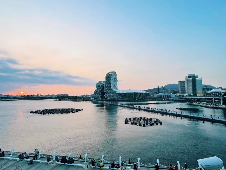 2022台灣燈會在高雄舉行，燈區之一「愛河灣」包含駁二特區、蓬萊商港、光榮碼頭為...