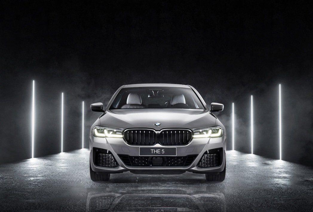 發表以來屢獲全球無數專業獎項肯定的全新BMW 5系列，不僅樹立車壇中大型豪華房車標竿，更榮獲《auto, motor und sport》「2022 Best Cars Award」年度最佳車款「中大型房車(Upper Midrange)」級距冠軍寶座。 圖／汎德提供