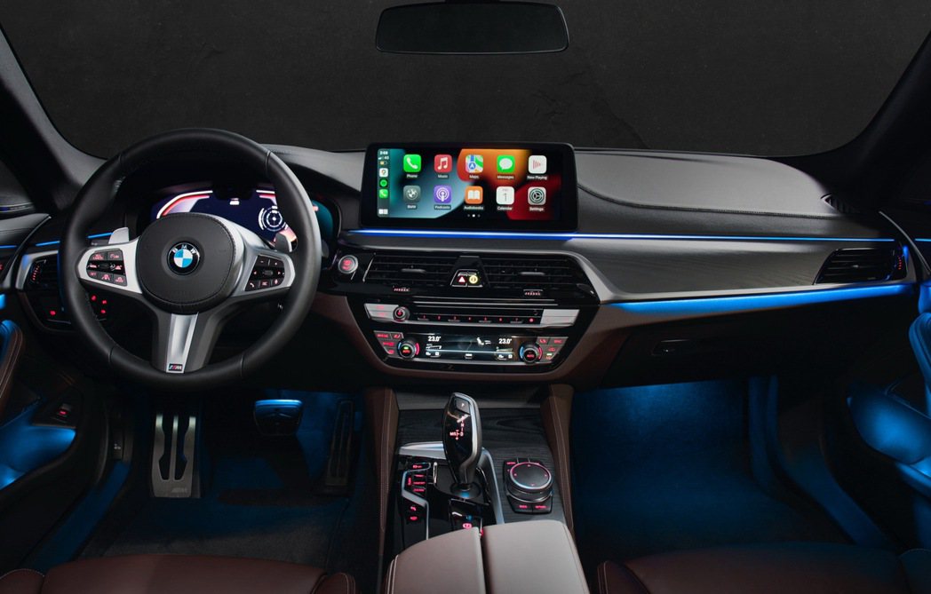 全新BMW 5系列配備領先同級的全數位虛擬座艙、車況抬頭顯示器、智慧語音助理2....