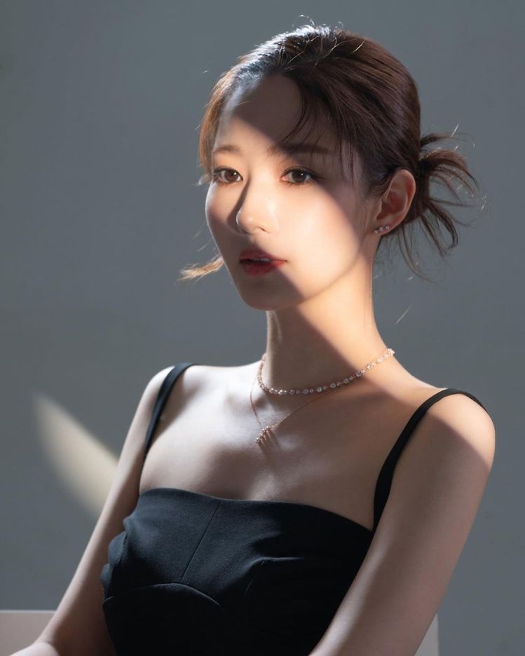 朴敏英的IG照片以韓國品牌飾品J.ESTINA表現性感女人味。圖／取自IG