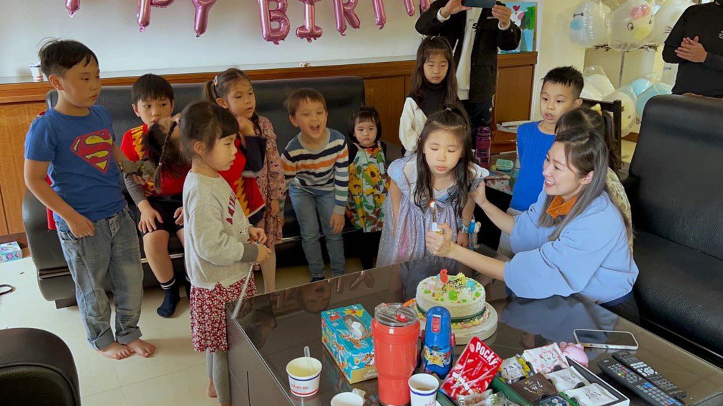 張棋惠幫女兒阿寶舉辦生日派對。圖／摘自臉書