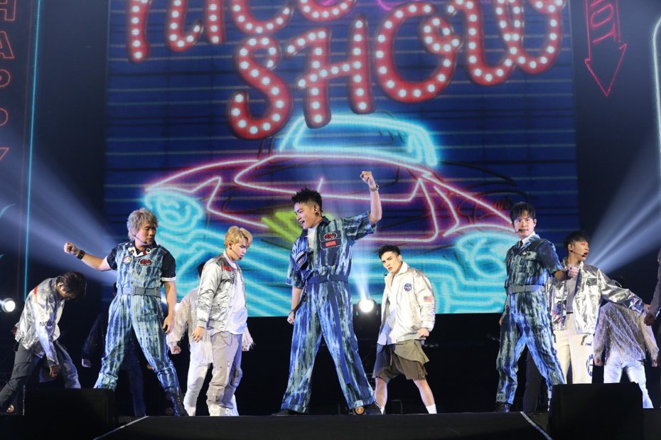 五堅情邀請5566擔任演唱會嘉賓，雙方對唱重現神曲「我難過」。圖／滾石唱片提供