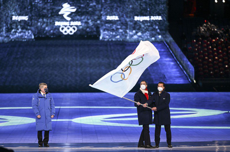 北京冬奧閉幕式現場進行奧運會旗交接。 新華社
