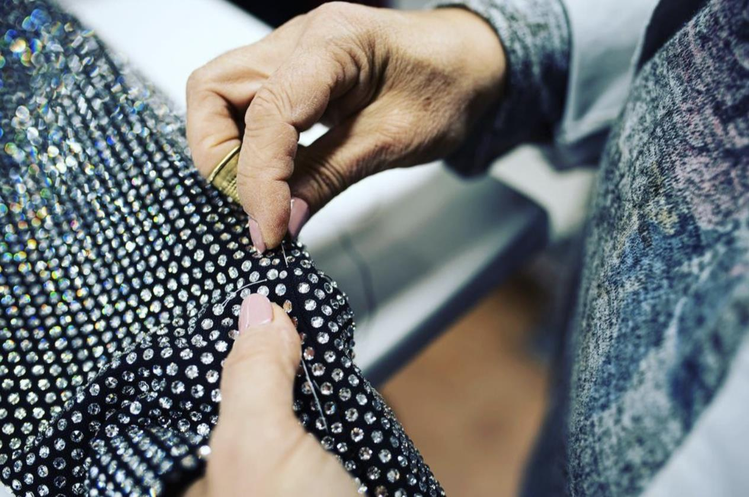 Nick Cerioni的自創品牌The Nick用30000顆施華洛世奇水晶裝飾西裝外套。圖／摘自IG