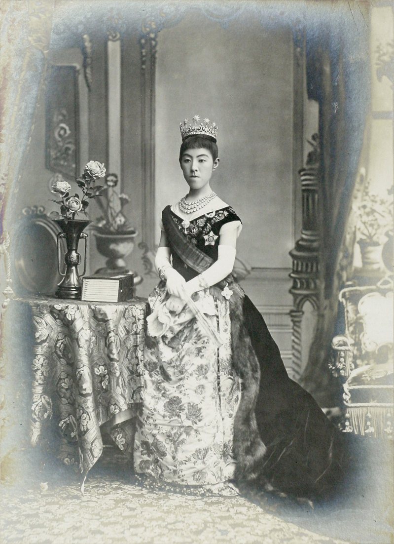 明治天皇的妻子美子、昭憲皇后是日本史上首位穿上洋裝的皇后。圖／取自維基百科