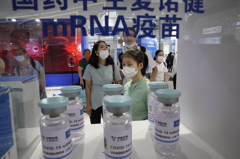 去年9月在北京舉行的中國國際服貿交易會上，國藥公司展示旗下一款mRNA疫苗的放大樣本。美聯社