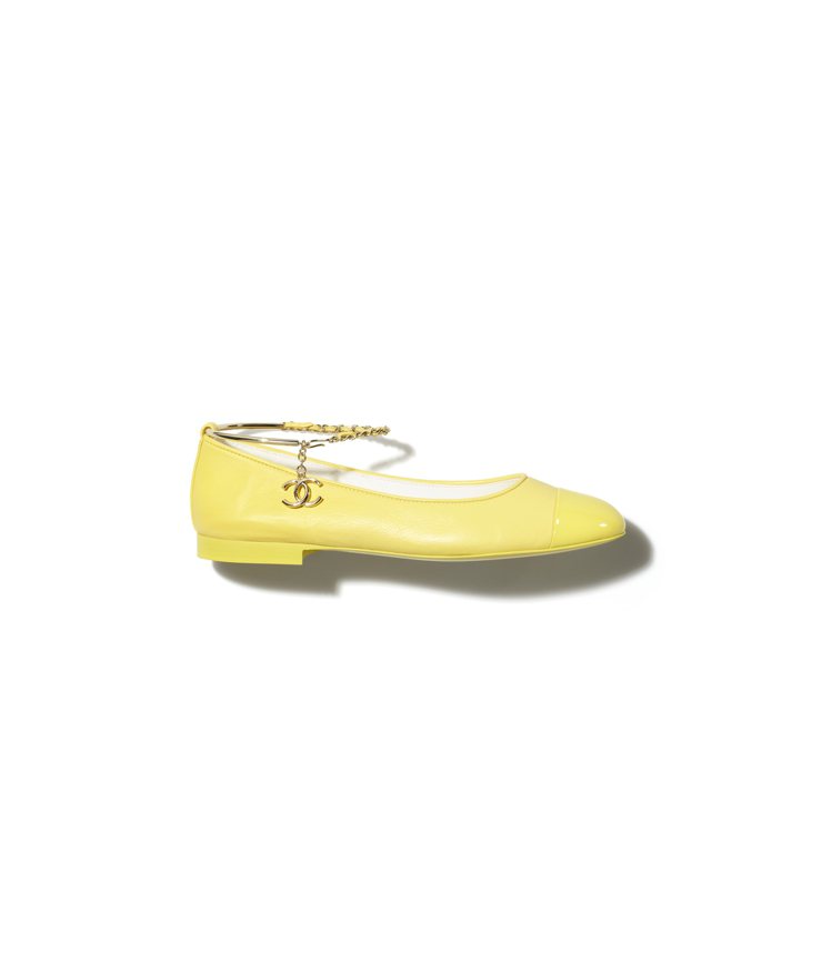 黃色皮革繞踝皮穿鍊雙色芭蕾舞鞋，37,900元。圖／香奈兒提供