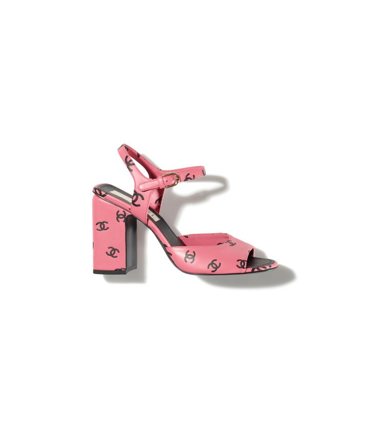 粉色皮革雙C logo印花高跟露趾涼鞋，39,600元。圖／香奈兒提供