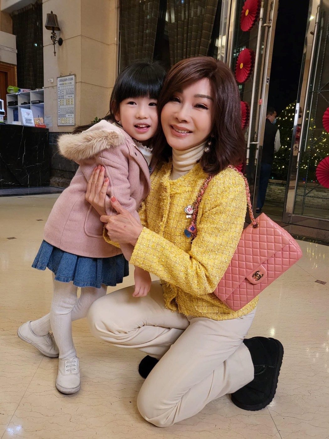 陳美鳳和「黃金歲月」中的小童星張絡扉。圖／摘自臉書
