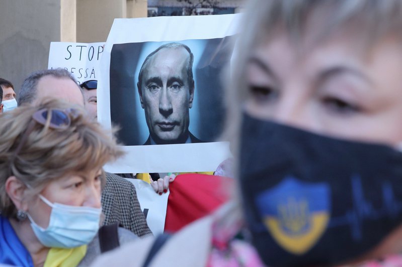20日适逢乌克兰独立广场革命8周年，葡萄牙的乌克兰协会组织当天率领支持乌克兰民众在俄国驻里斯本大使馆前示威。欧新社(photo:UDN)