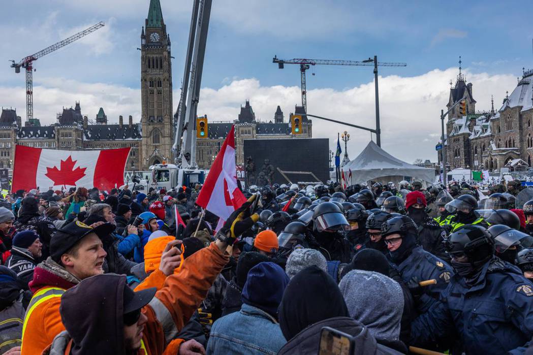 大批示威者湧入市區建立抗議營地，渥太華市長宣布進入緊急狀態。 圖／法新社