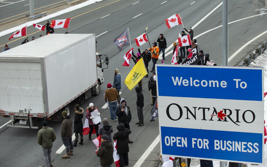 圖為加拿大反對新冠病毒限制措施的示威者 圖／美聯社