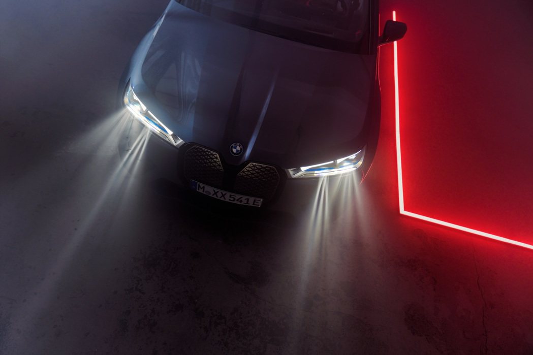 全新BMW iX M60標配智慧雷射頭燈，照明範圍可達500公尺以上，搭配Gla...
