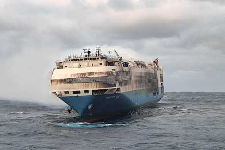 荷蘭海上救援團隊SMIT搶救失火的貨櫃船Felicity Ace後，發現當中有大量電動車，導致滅火工作困難重重。美聯社