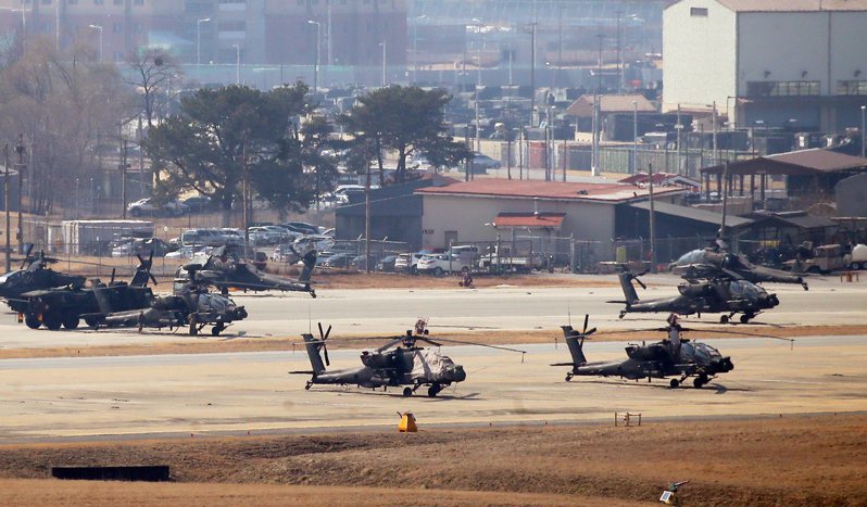 圖為2021年3月美韓聯合軍演時停在韓福瑞營區外的軍用直升機。歐新社