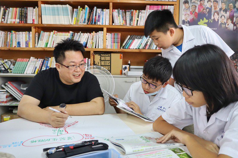 王政忠是台灣唯一一位獲得教育界三大獎—Super教師獎、Power教師獎、師鐸獎的得主，也是台灣最大教師專業成長社群運動發起人。圖／王政忠提供