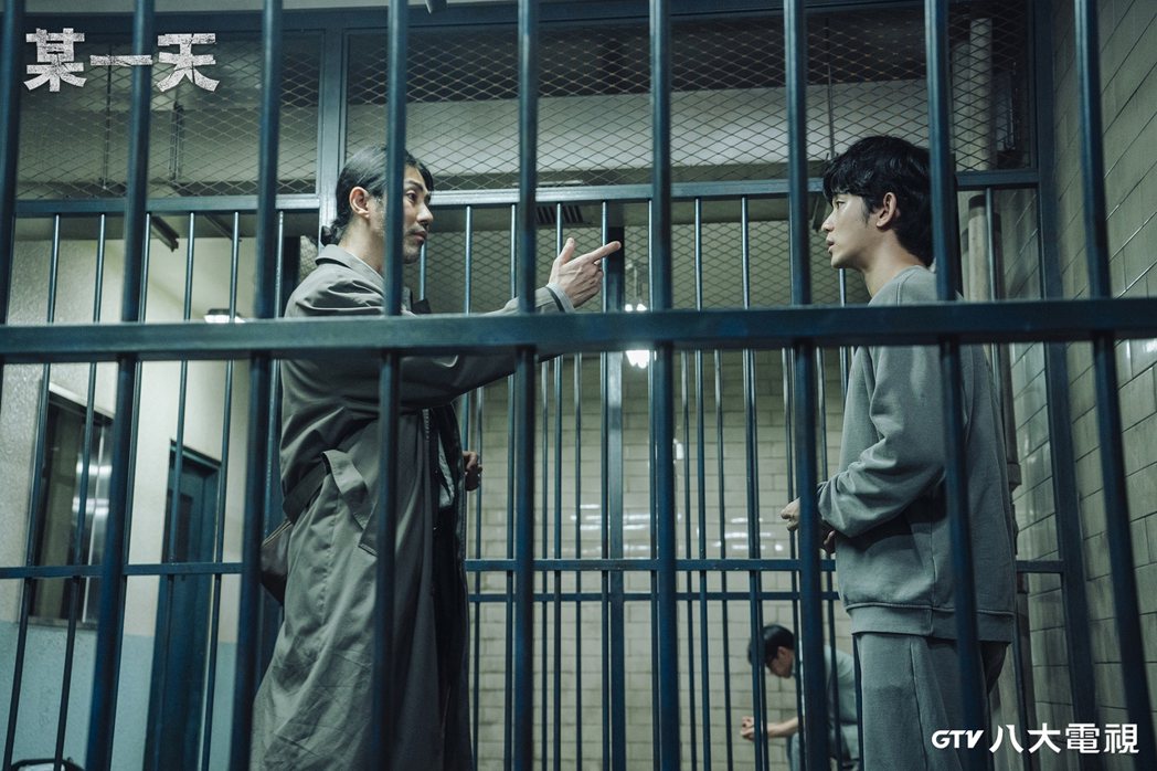 金秀賢（右）演出「某一天」，對與車勝元的牢房對手戲，印象深刻。圖／八大電視提供