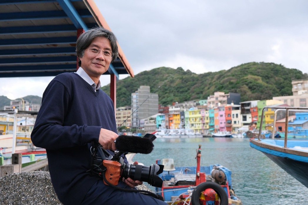 陳偉帶著專業攝影器材走訪基隆。圖／亞洲旅遊台提供