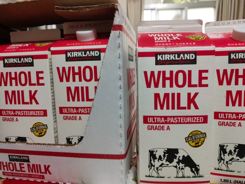 圖為網友一次購得的一箱科克蘭牛奶。擷自臉書社團「COSTCO好市多消費經驗分享區」。