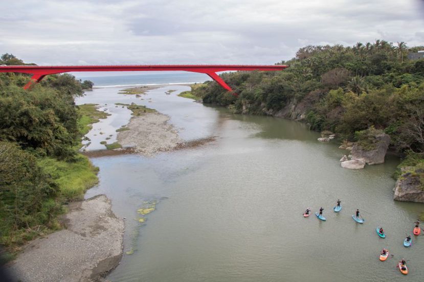 東河橋風景區位於東河鄉馬武窟溪出海口，橫跨其上的是簡潔俐落的艷紅鋼拱東河新橋。 ...