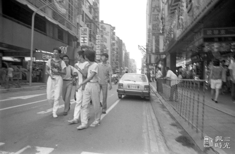 圖為台北鬧區西門町青年三兩相聚歡談情景。　日期：1983/7/29．攝影：本報記者．來源：聯合報