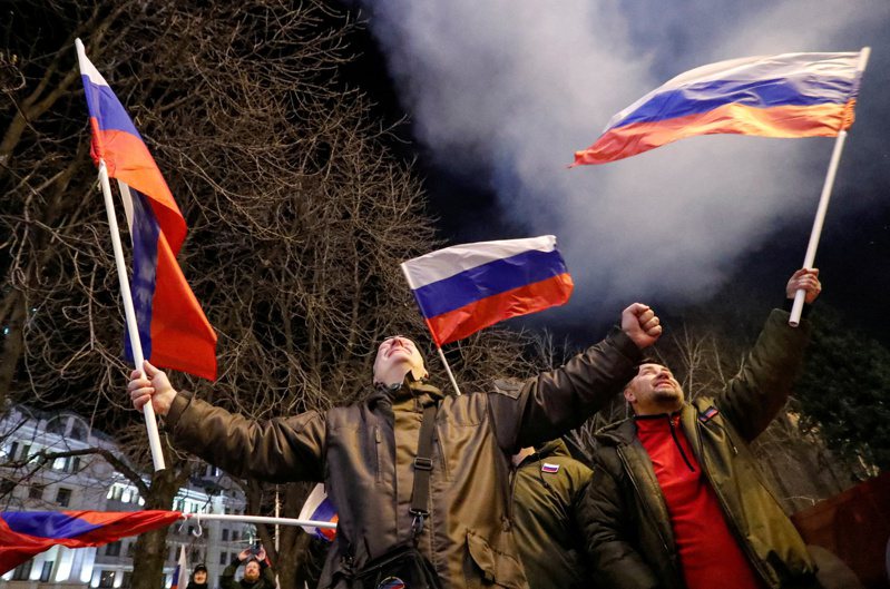 俄羅斯21日承認烏克蘭東部的分離區為兩主權獨立國家，親俄人士在街道上慶祝。 路透社