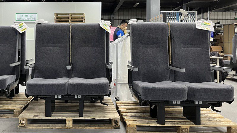 台鐵全新自強號EMU3000型列車的灰色調、流線高雅外型座椅，是出自新北市的座椅製造商寶捷工業。圖為寶捷工業場內等待出貨的座椅。 記者楊竣傑／攝影