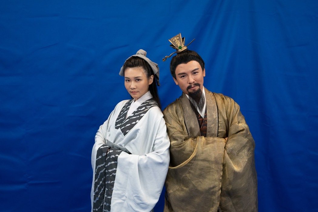 張小筑(左)、金志遙分別飾演阿昭、劉備。圖／AMM娛樂提供