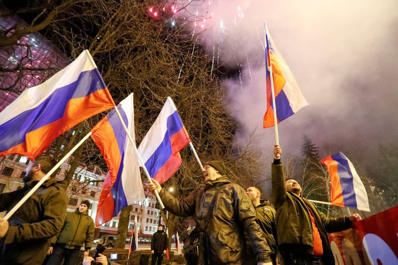亲俄人士在顿内次克街头放鞭炮，庆祝俄罗斯总统普亭签署命令，承认乌克兰东部的两个地区独立。路透(photo:UDN)