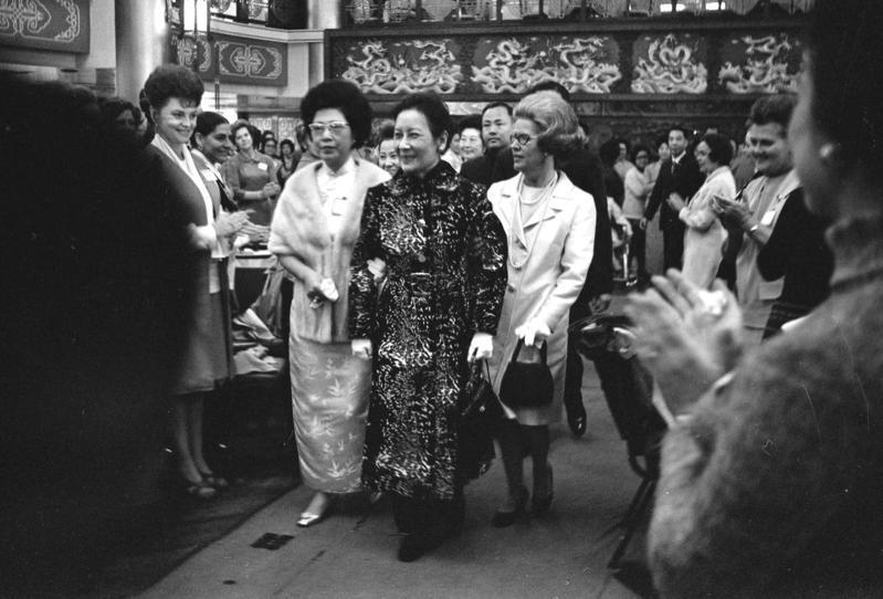 蔣中正夫人宋美齡（中）以榮譽會長身分，出席台北國際婦女協會61年春節聯歡會，祝福5百多位中外婦女新春快樂。圖／聯合報系資料照片