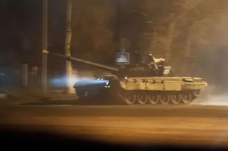 俄羅斯總統普亭21日下令在烏克蘭東部兩個親俄分離地區部署「維安」部隊後，頓內次克地區可見坦克車在街道上橫行。圖／路透